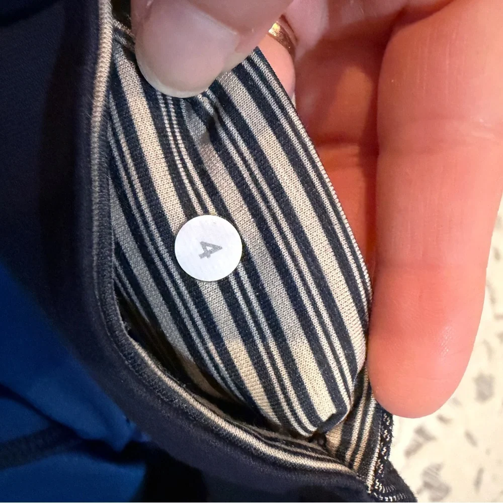 Lululemon size 4 Capri style denim/blue color leggings - Picture 4 of 4